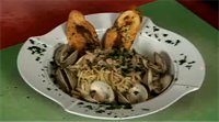 Linguini with white clam sauce